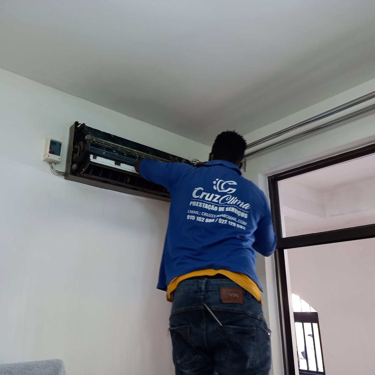 Manutenção de ar-condicionado em escritório em Luanda — Cruz Clima