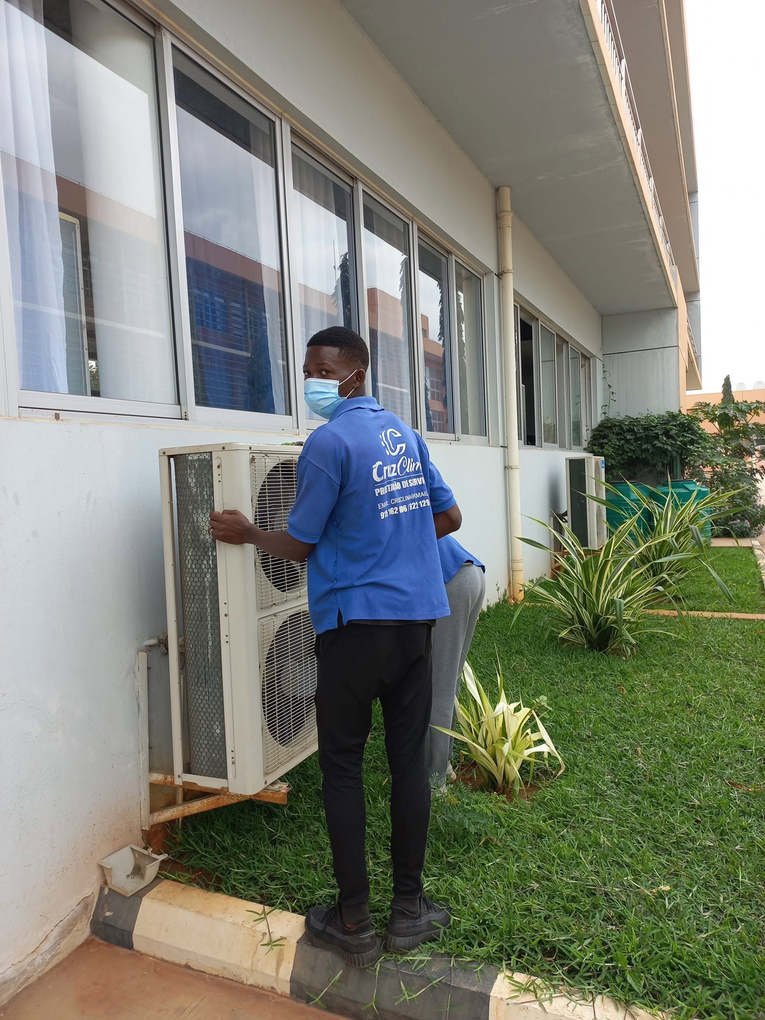 Serviço comercial de climatização em Luanda — Cruz Clima
