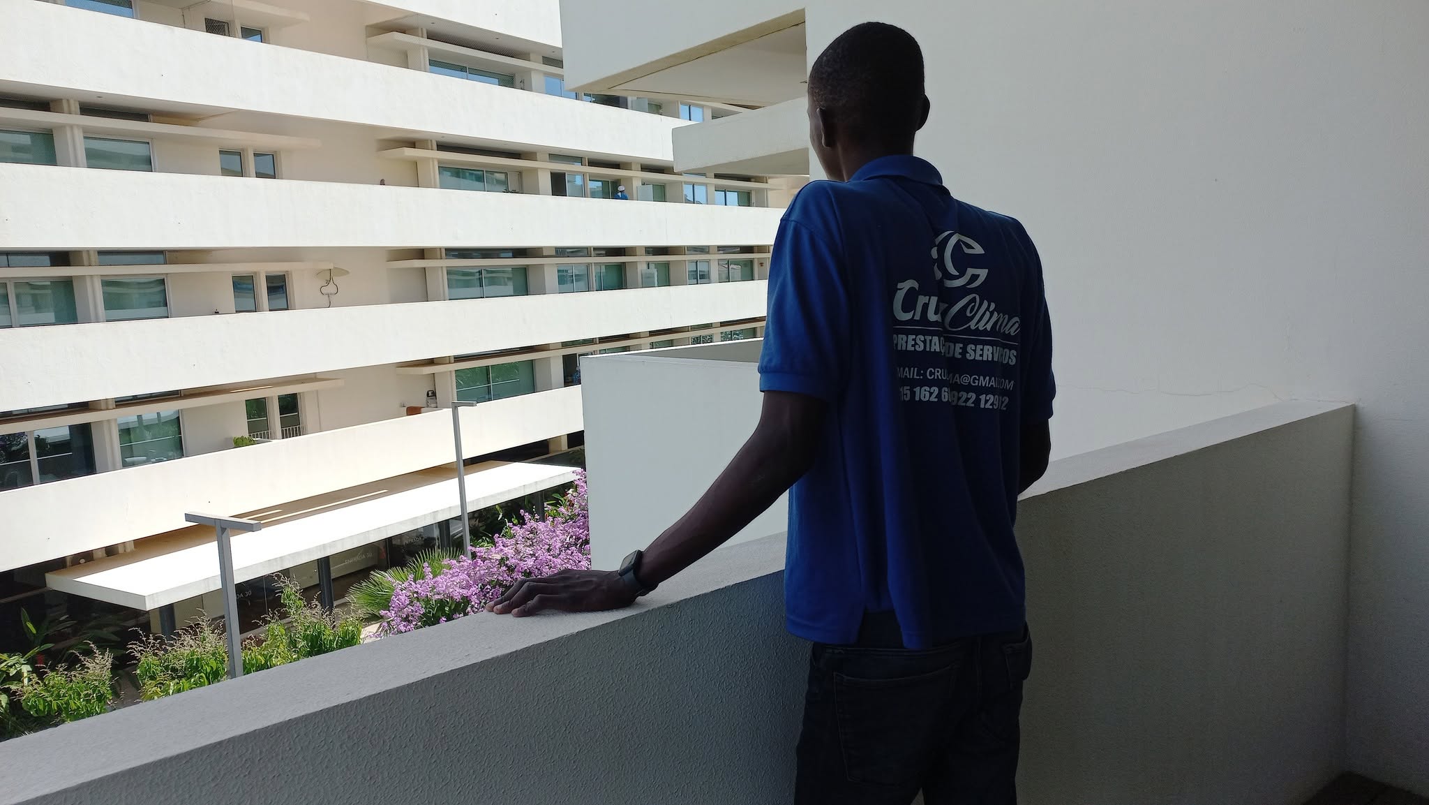 Equipa Cruz Clima em obra de climatização em edifício residencial premium em Luanda